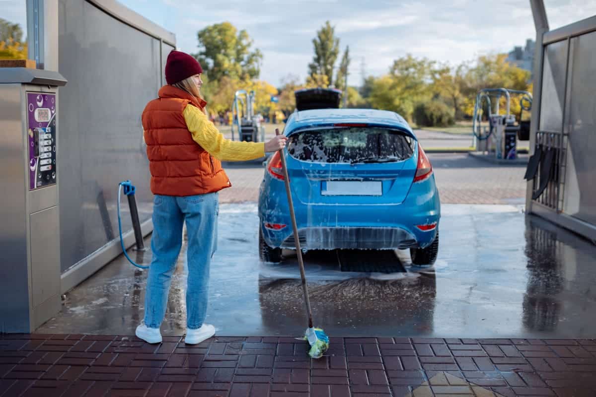 Cum se calculează costul unei investiții într-o spălătorie auto cu două boxe?