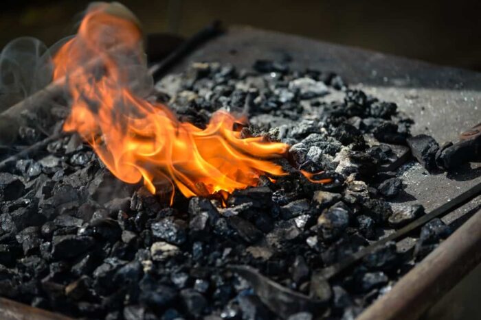Cum influențează cărbunii de foc costurile de încălzire într-o iarnă lungă? close up bonfire barbecue