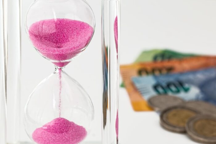 Cum trăiesc persoanele bogate şi cum reuşesc să-şi menţină resursele financiare la fel de mari? hourglass 1703349 1280