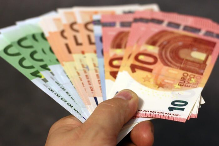 Care sunt costurile reale ascunse din viața oamenilor care muncesc în afară ţării? money 1005464 1280