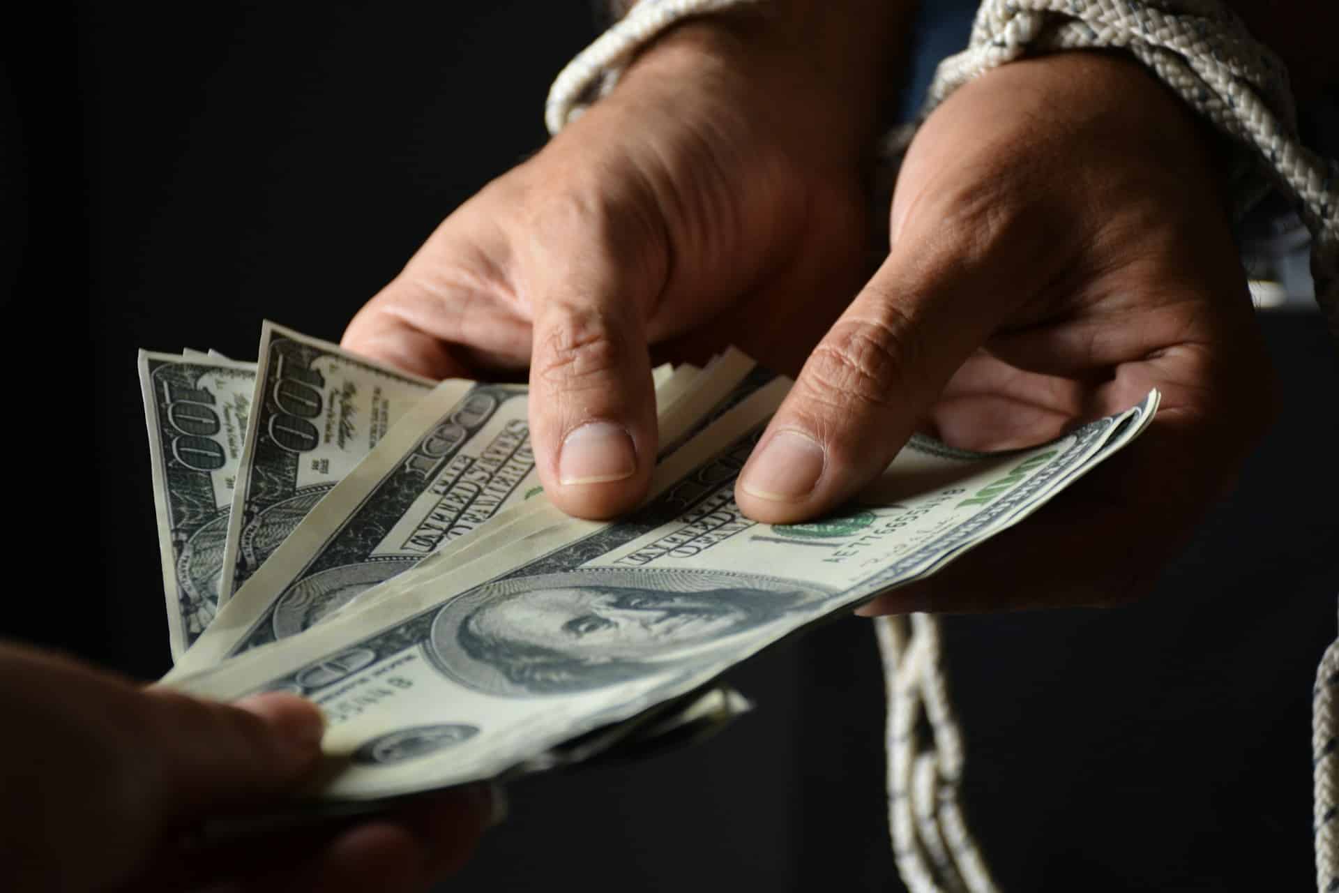 Dolarul se prăbușește la minime istorice, în schimb ce euro se apreciază