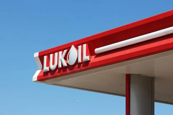 KazMunayGas-ar-fi-aproape-de-a-prelua-benzinariile-Lukoil-din.jpg