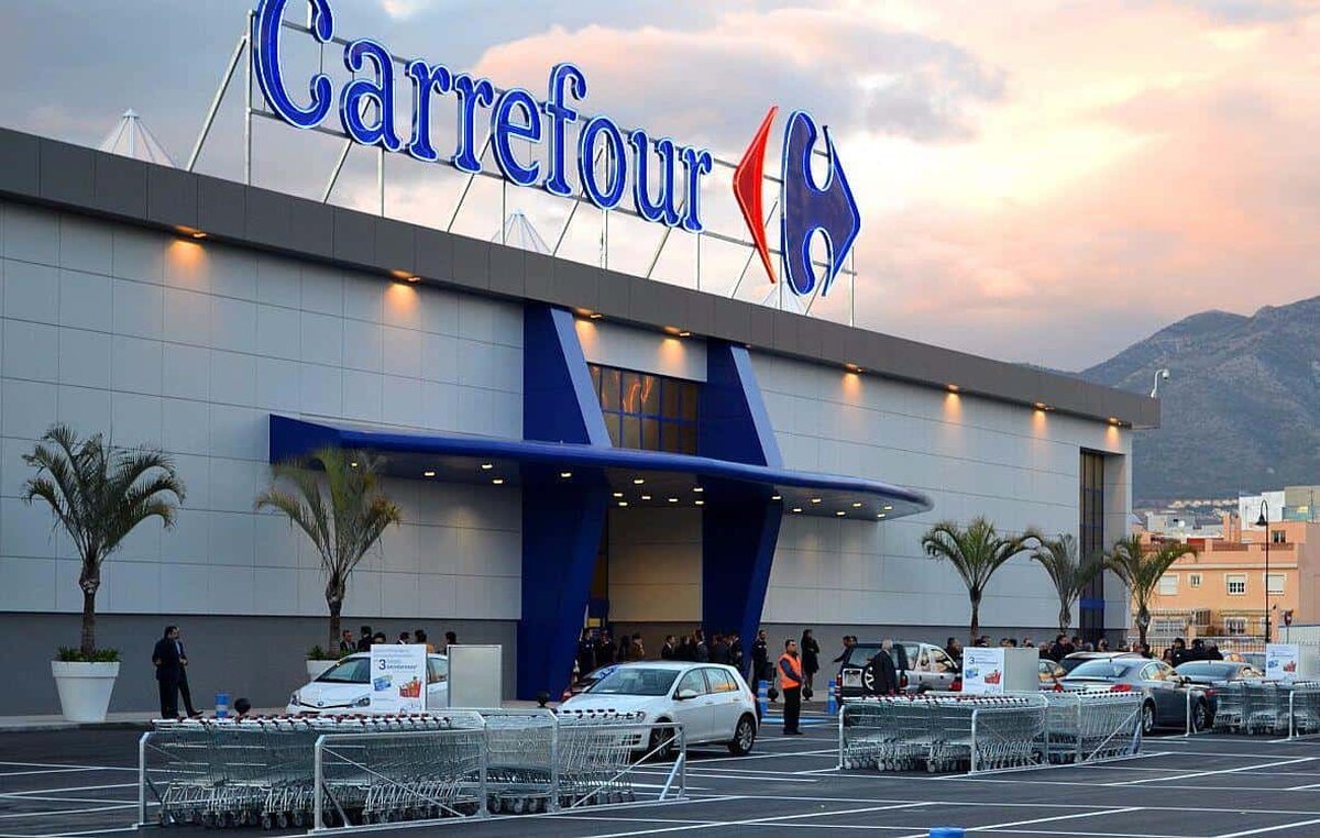 Din ce motive, Carrefour analizează posibilitatea de a se retrage din România?