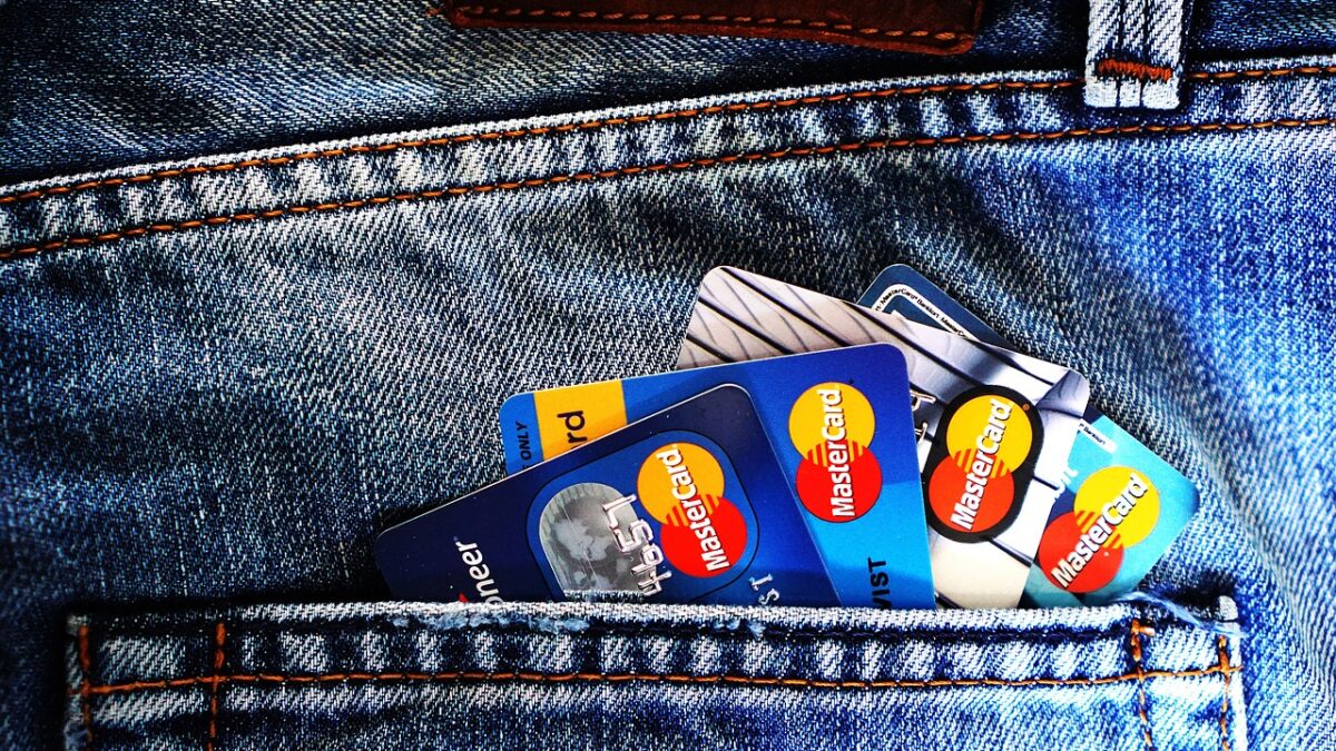 În România, sumele de până la 3.000 de lei ar putea fi protejate de popriri credit cards 1583534 1280