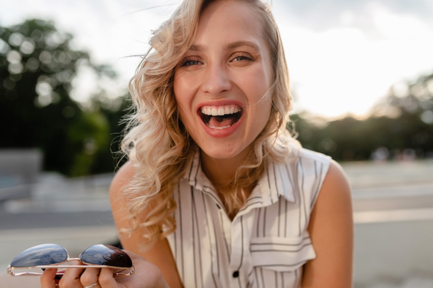 Psihologia zâmbetului: De ce un aspect impecabil al dinților îți poate crește încrederea și deschide uși în carieră