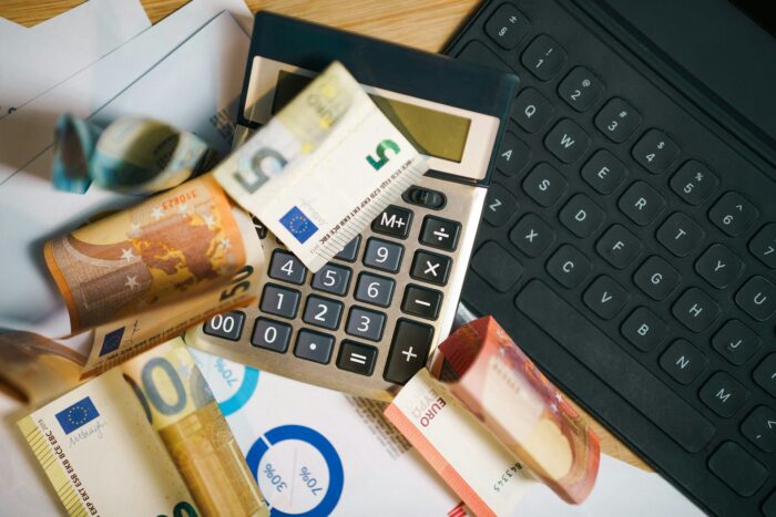 INS: În România salariul mediu net a scăzut cu 130 de lei jakub zerdzicki QgXJUf6 cv8 unsplash