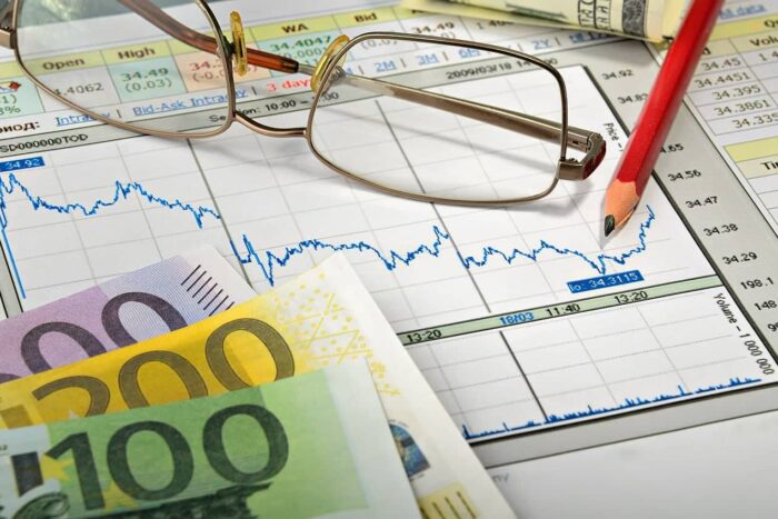 Aproape toate veniturile românilor se duc pe mâncare și taxe money 5029288 1280