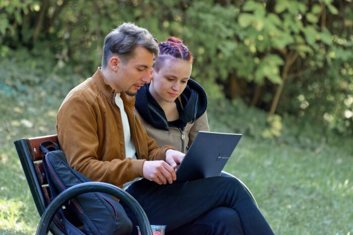 Cât a crescut șomajul în rândul tinerilor şi ce competențe cer acum angajatorii? people 7530848 1280