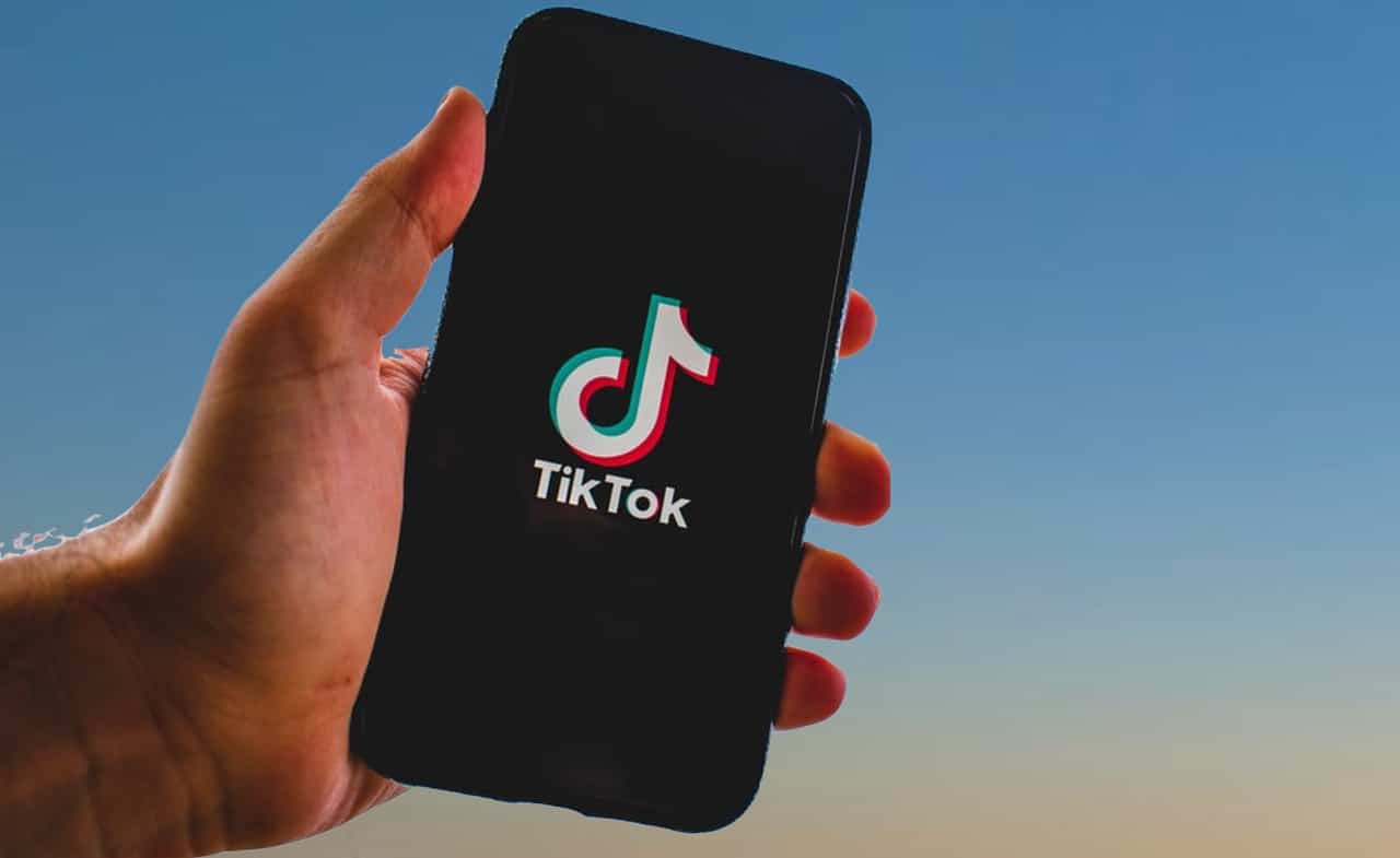 Algoritmul TikTok le recomandă minorilor conținut interzis, potrivit unui raport
