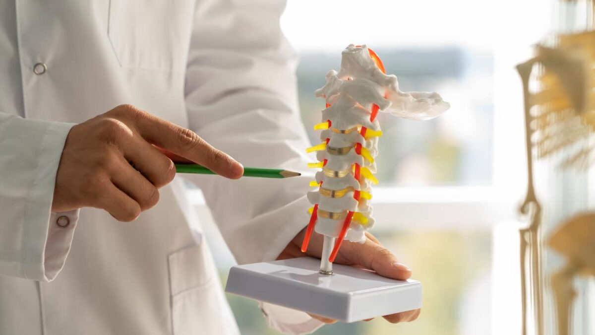 Câte persoane care lucrează de la birou suferă de hernie de disc cifoză sau spondiloză în România? Analiză 2149870307