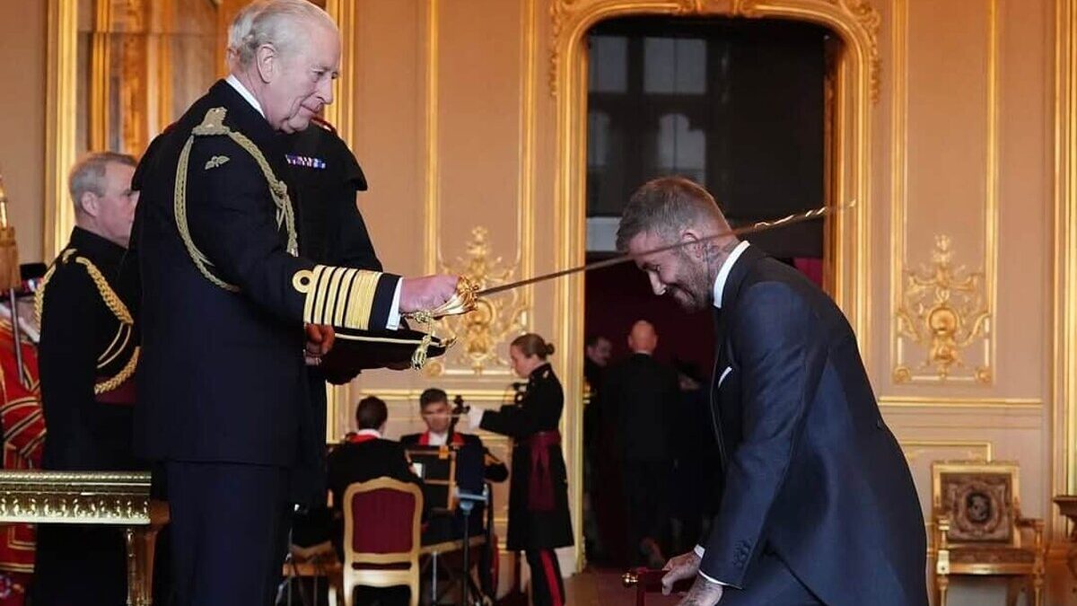 David Beckham, decorat de Regele Charles. Și Victoria Beckham a primit un titlu David from the moment I met you 28 years ago youve always been so proud to represent your cou e17624