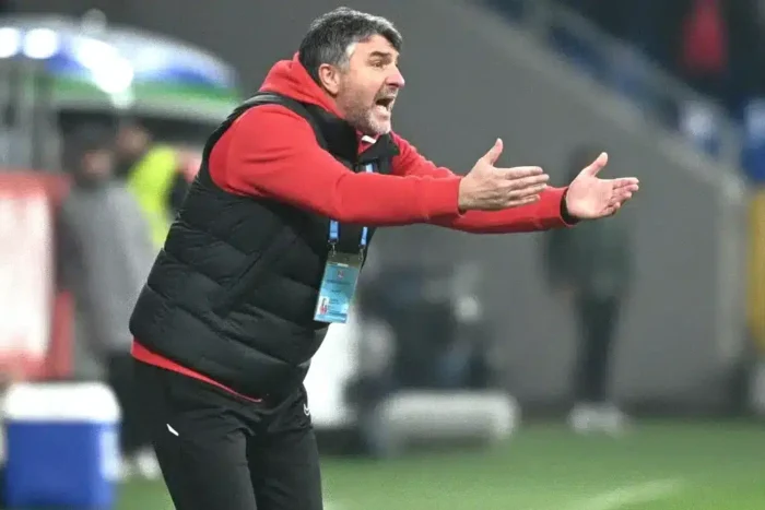 Arbitrajul, subiect de dispută după o fază controversată în meciul UTA - U Cluj arbitrajul in centrul atentiei dupa o faza controversata la uta u cluj.webp