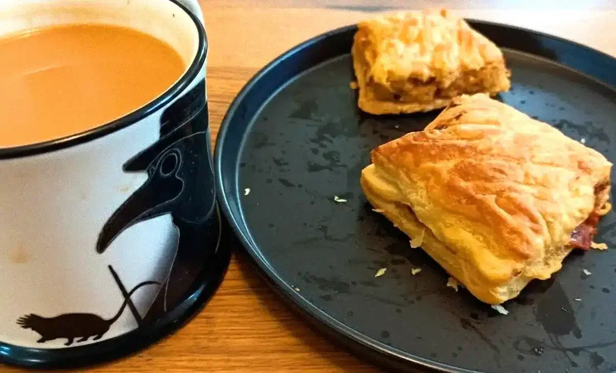 Descoperă surpriza din reţeta rapidă de rulouri cu cârnaţi a lui Mary Berry