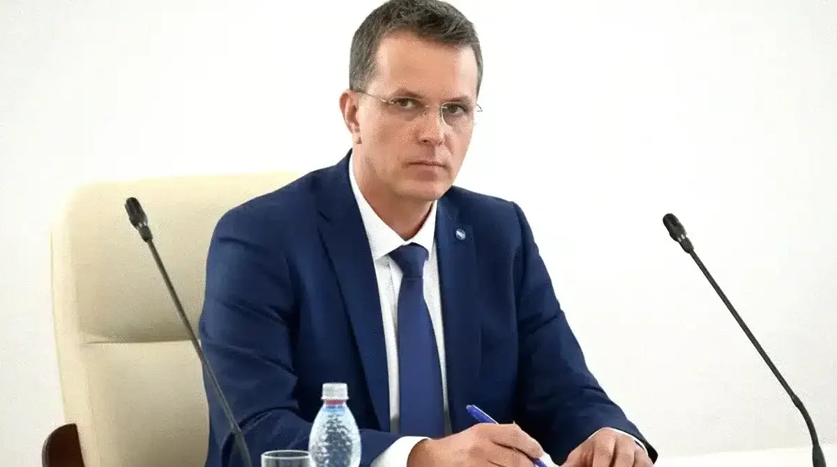 lonut mosteanu in mijlocul unor discutii neobisnuite despre ministerul apararii.webp