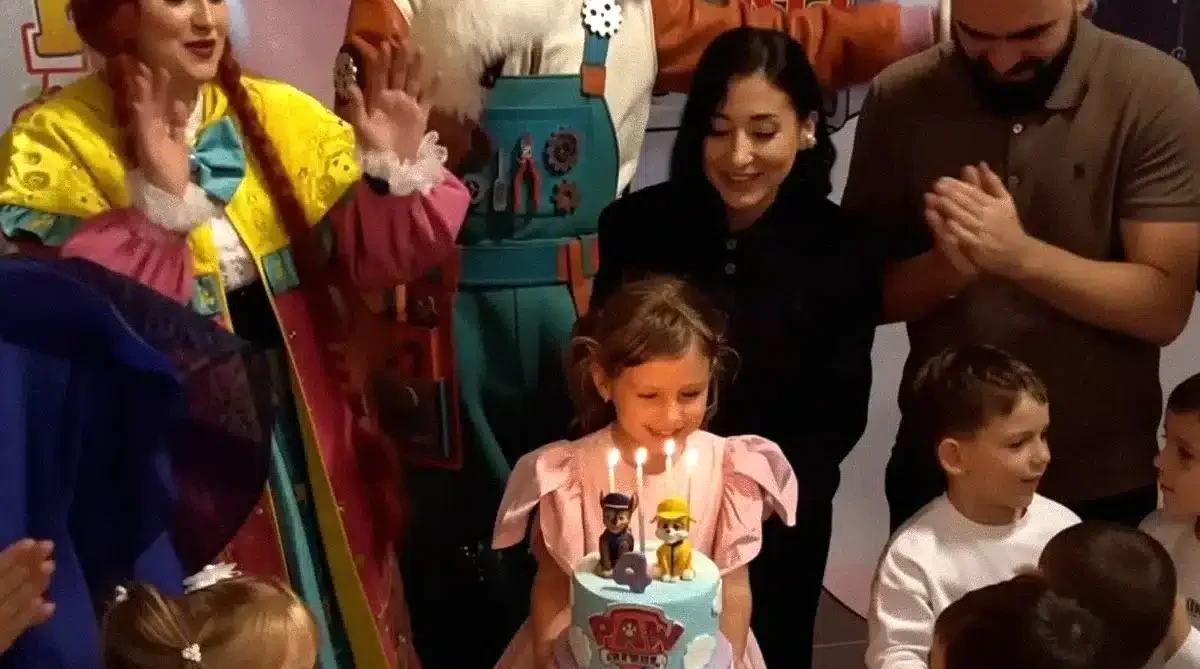 Nicole Cherry Organizează un Moment Special pentru Fiica Ei, Anastasia nicole cherry pregateste un moment special pentru fiica ei anastasia.webp