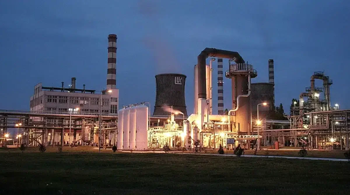 rafinaria lukoil in pragul unei schimbari care ar putea schimba totul.webp