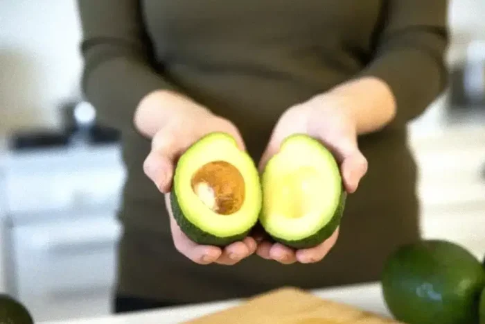 secretul neasteptat care pastreaza avocado ul proaspat saptamani intregi.webp