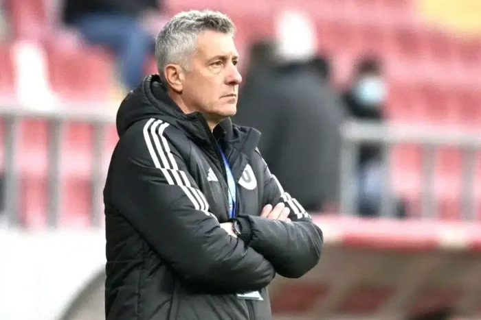 UTA-U Cluj 0-2: Deciziile Cheie care au Influiențat Soarta Meciului uta u cluj 0 2 decizii care au schimbat soarta meciului.webp