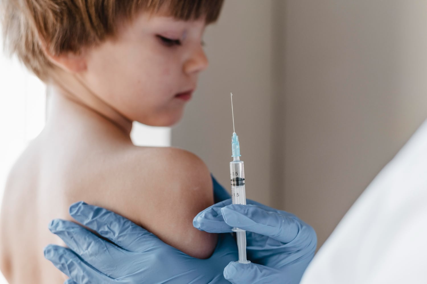 FDA afirmă că vaccinurile anti-COVID ar fi cauzat moartea a cel puțin 10 copii