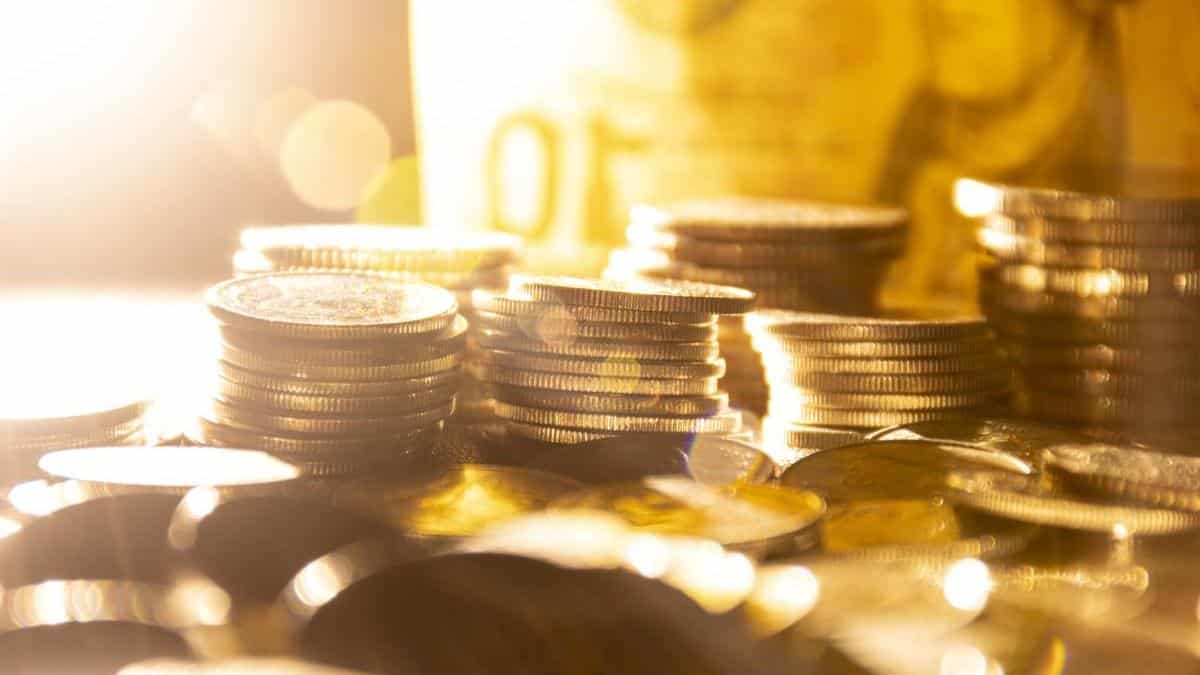 Indicele FTCE 100 crește datorită reducerii dobânzii Fed