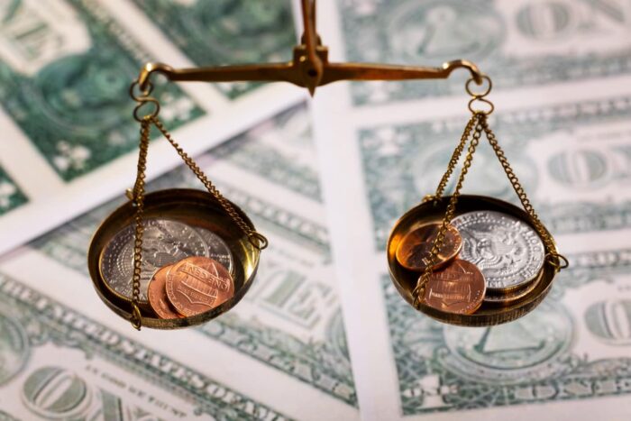 Aurul atinge recorduri. Dolarul pierde increderea investitorilor