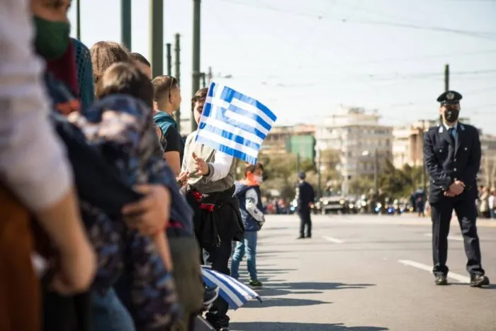 Parlamentul-Greciei-aproba-bugetul-2026-in-timp-ce-protestatarii-ies-in-strada.jpg