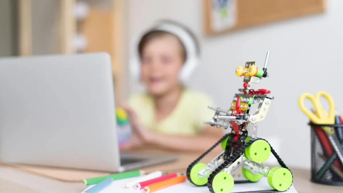 Robotul-AV1-ajuta-copiii-bolnavi-sa-participe-la-scoala.jpg