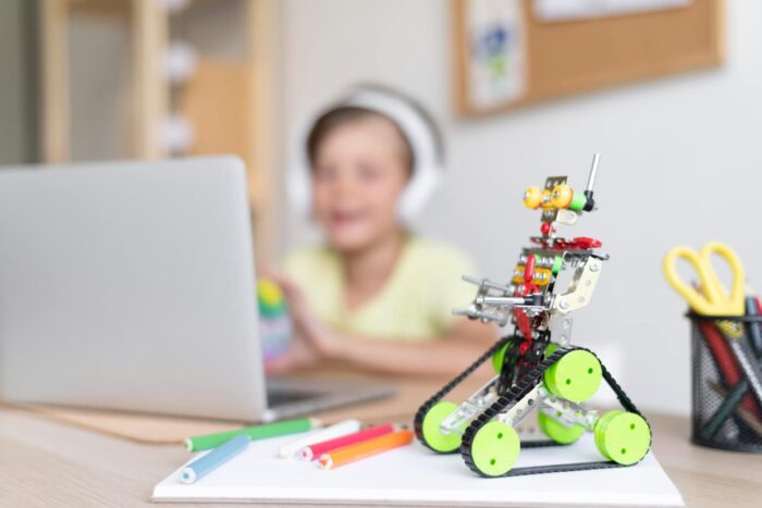 Robotul AV1 ajuta copiii bolnavi sa participe la scoala