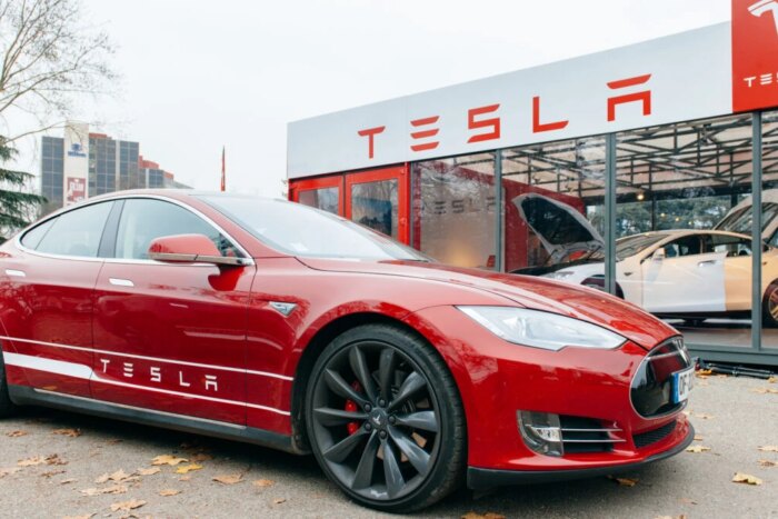Care a fost evoluţia acţiunilor Tesla în comparaţie cu alte companii de tehnologie? Tesla masini e1706279648796 1200x676