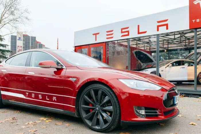 Tesla-masini-e1706279648796-1200x676.jpg
