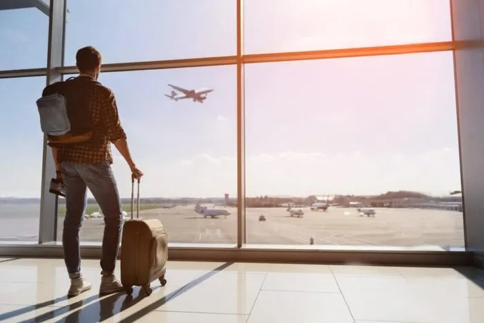 barbat-in-aeroport.jpg
