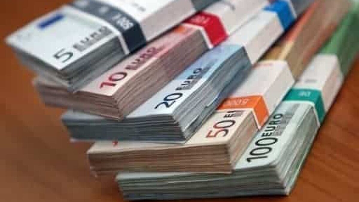 Care sunt cei mai bogați oameni din lume în 2025, în topul Forbes? euro bani 4567