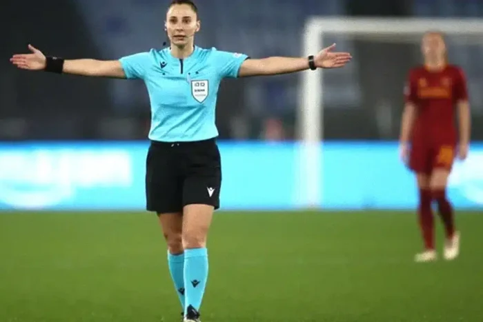 luliana demetrescu arbitreaza un duel cu mize mari in liga campionilor.webp