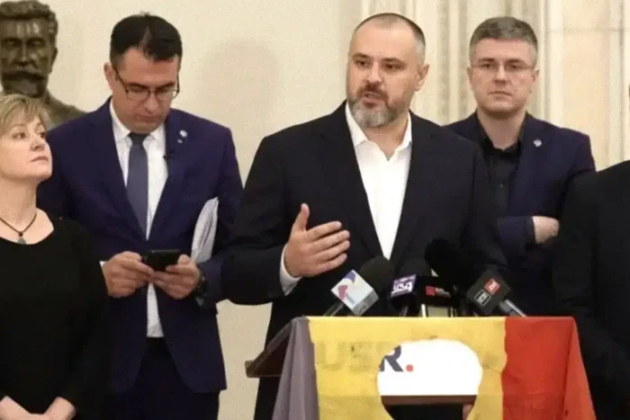 simboluri comuniste si o initiativa care aprinde dezbaterea despre trecutul romaniei.webp