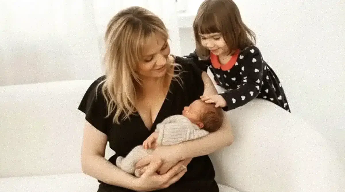 vedeta tv cristina cioran isi va petrece sarbatorile alaturi de fiica sa ema si fiul max in timp ce