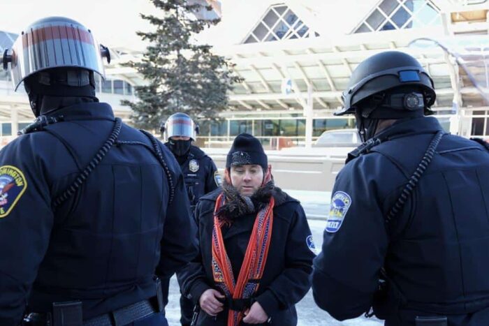 100 de clerici arestati in sua proteste propaganda si raiduri ice in masa