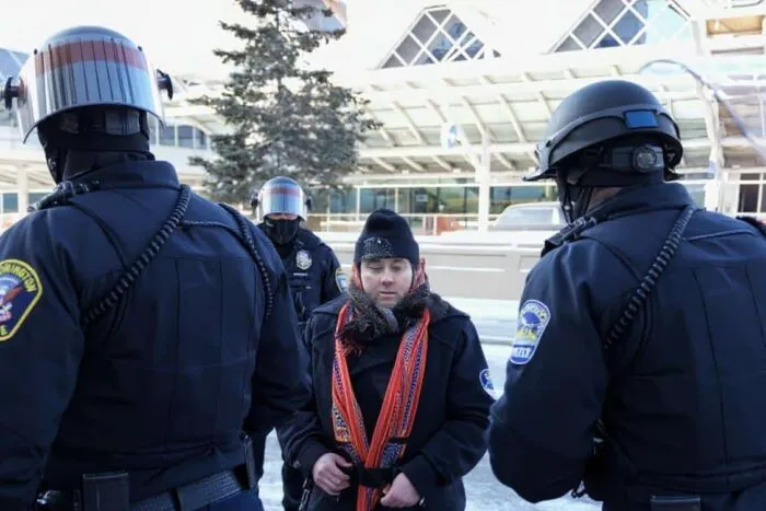 100-de-clerici-arestati-in-sua-proteste-propaganda-si-raiduri-ice-in-masa