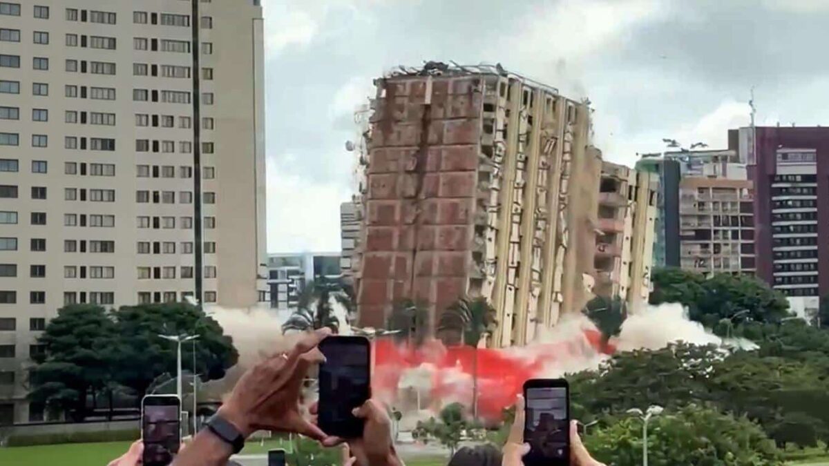 165 kg de explozibil au șters 13 ani de abandon - demolarea Torre Palace 165 kg de explozibil au sters 13 ani de abandon demolarea torre palace