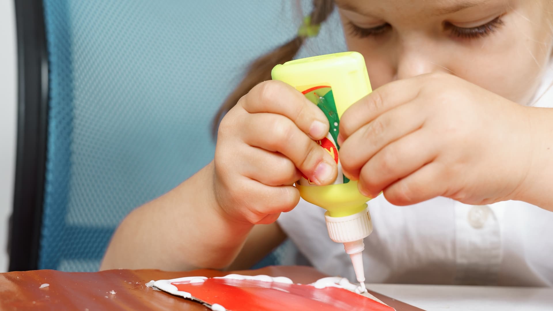 Cum alegi adezivul ideal pentru proiectele creative de acasă