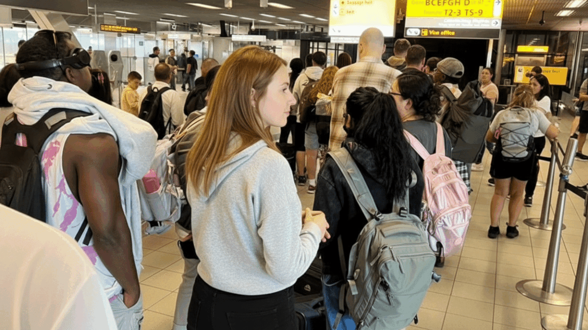 aeroportul-amsterdam-anuleaza-2-500-de-zboruri-din-cauza-zapezii