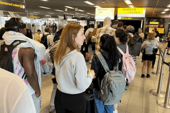 aeroportul amsterdam anuleaza 2 500 de zboruri din cauza zapezii