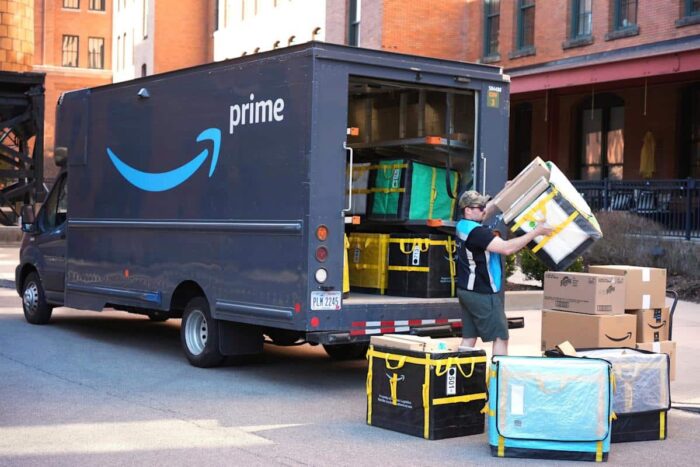 Unde intenţionează Amazon să deschidă un magazin gigant de retail? amazon deschide un magazin gigant in suburbiile din chicago