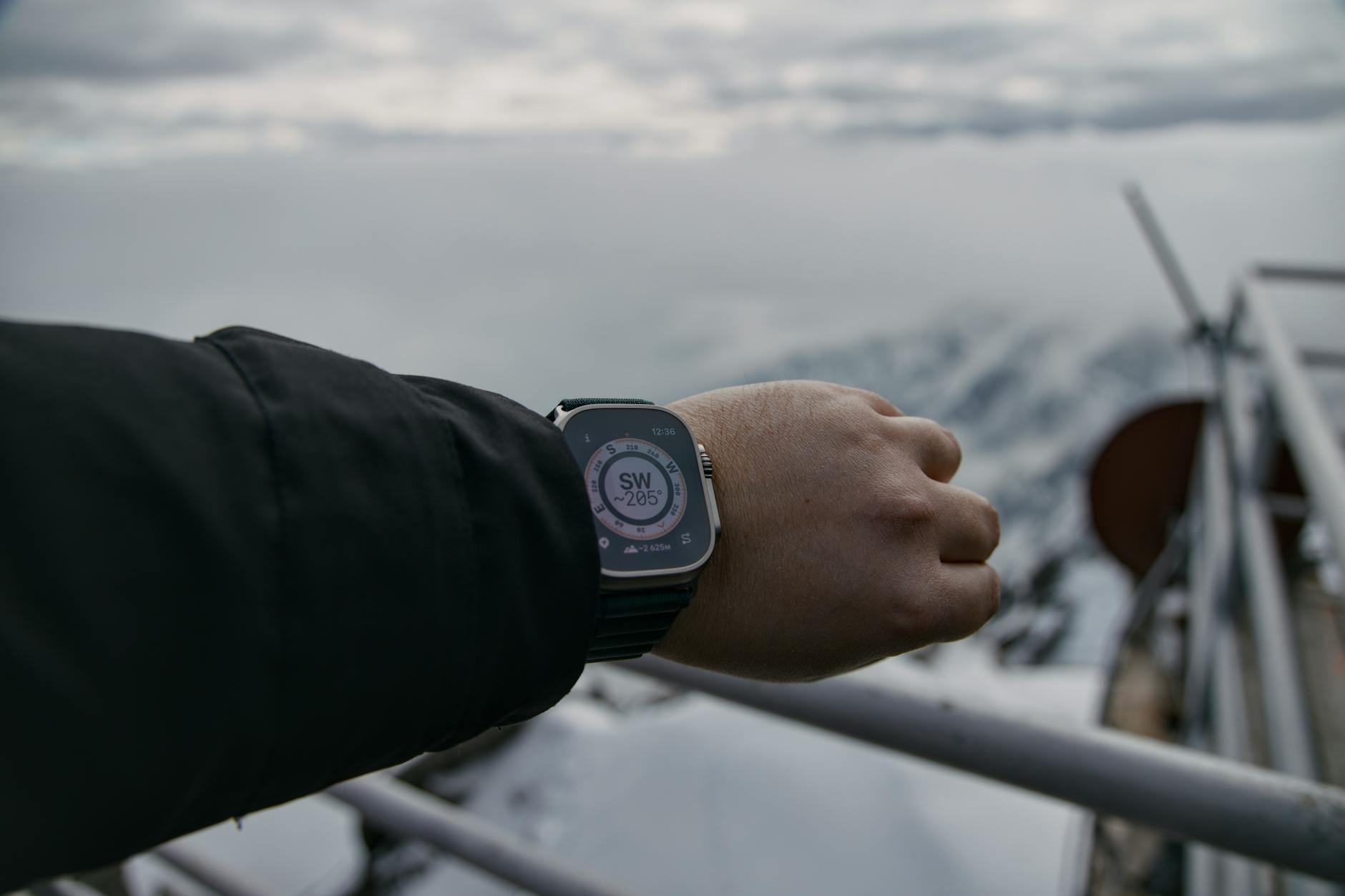 Apple Watch Ultra 2 sau Garmin Fenix pentru sportivi în 2026