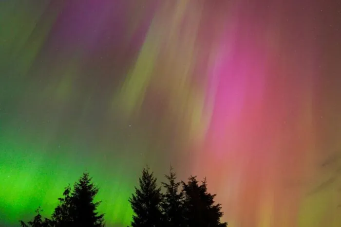 Aurora boreală, vizibilă în România după o puternică furtună solară