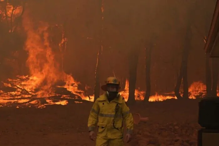 australia-sub-asediu-49c-incendii-devastatoare-si-evacuari-in-masa
