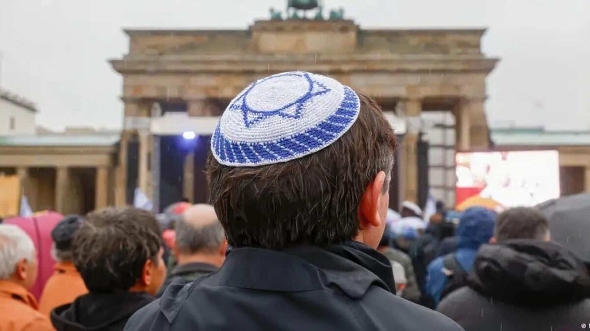 Berlin, 2024 - Tinerii evrei, forțați să se ascundă. Steaua lui David, un risc berlin 2024 tinerii evrei fortati sa se ascunda steaua lui david un risc