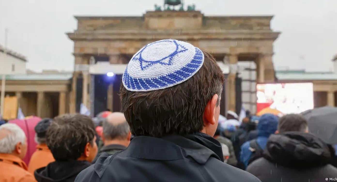 Berlin, 2024 – Tinerii evrei, forțați să se ascundă. Steaua lui David, un risc