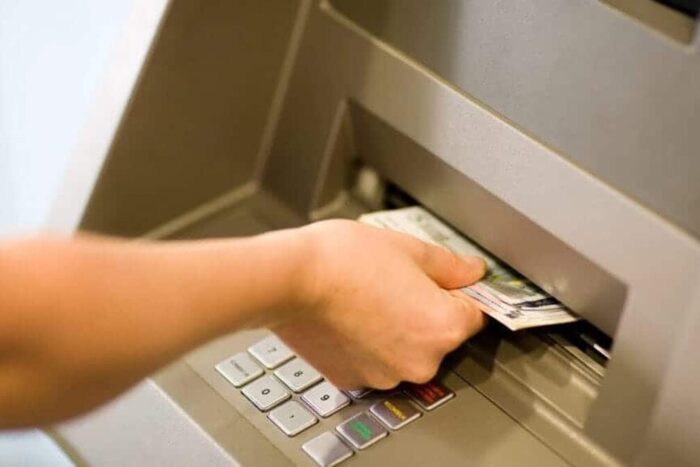 botosani a lasat 15 000 de lei la bancomat politia il cauta