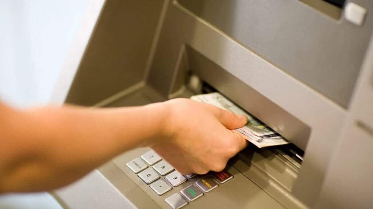 botosani a lasat 15 000 de lei la bancomat politia il cauta