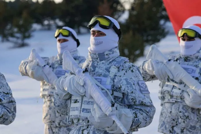 camuflajul-pinguin-cum-au-devenit-2-soldati-rusi-tinte-sigure-pentru-drone